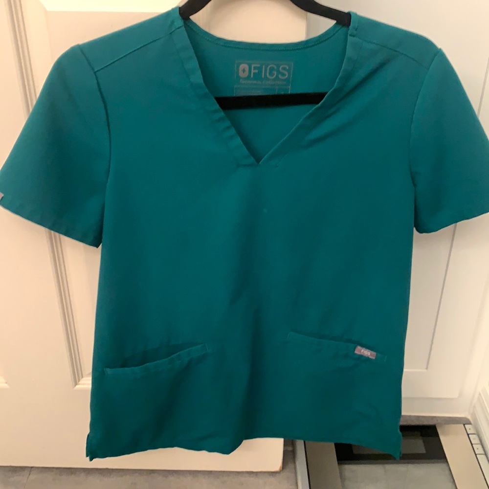 Figs Casma 3 pocket scrub top